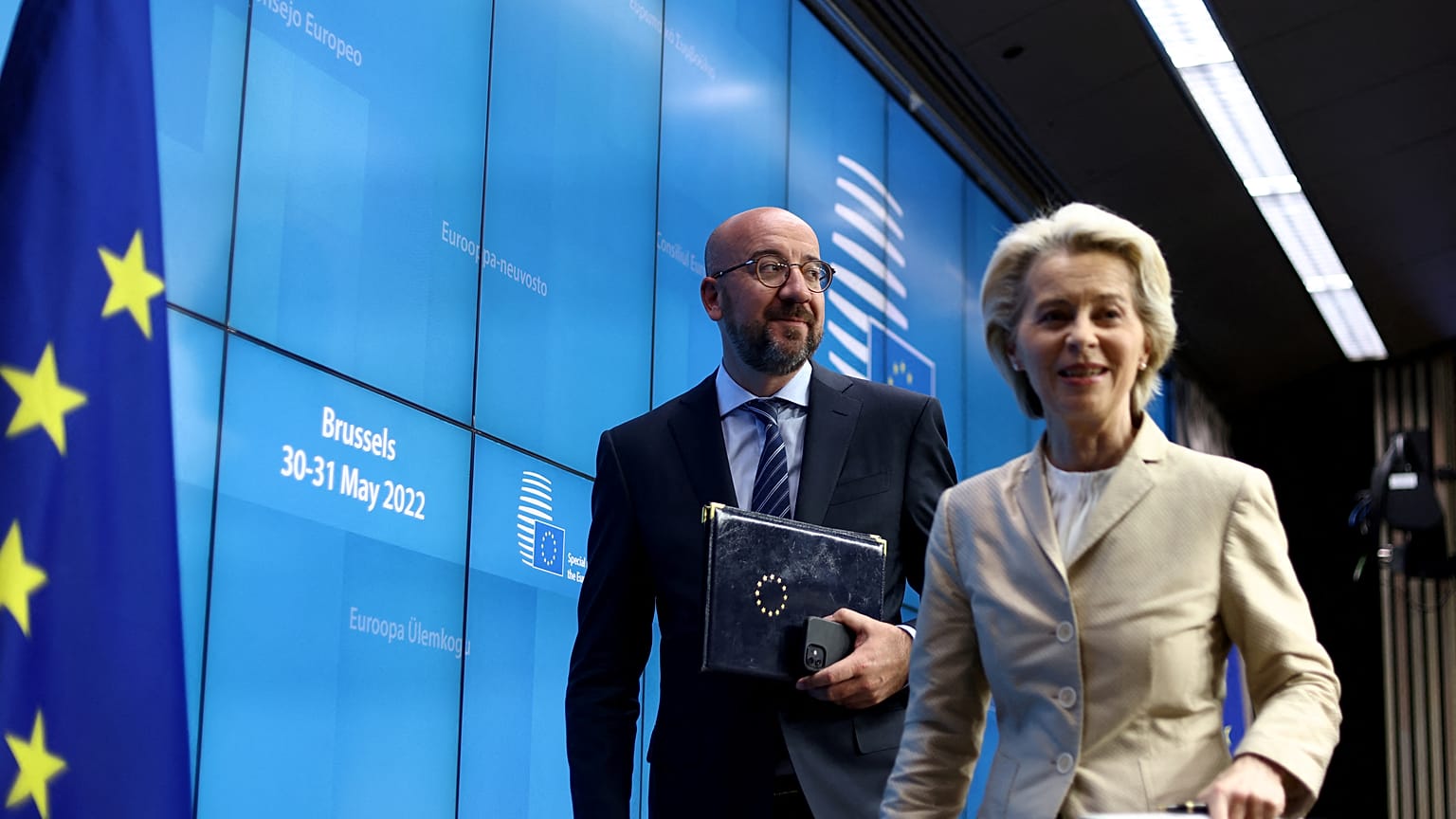 رئيسة المفوضية الأوروبية أورسولا فون ديرلاين ورئيس المجلس الأوروبي في ختام قمة أوروبية حول أوكرانيا
