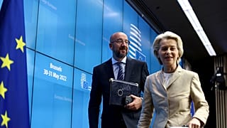 رئيسة المفوضية الأوروبية أورسولا فون ديرلاين ورئيس المجلس الأوروبي في ختام قمة أوروبية حول أوكرانيا