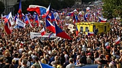 70-100 ezres tömegtüntetés a kormány ellen Prágában 2022. szeptember 3-án