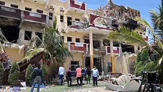 آثار الاشتباكات التي وقعت في محيط فندق حياة في العاصمة الصومالية مقديشو 23.08.22  