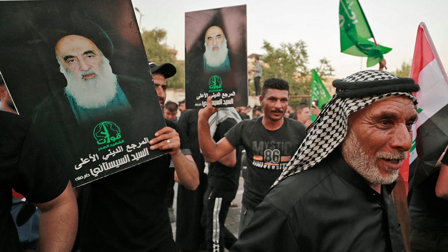 پوسترهای آیت‌الله سیستانی در دست عراقی‌ها