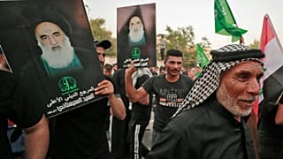 پوسترهای آیت‌الله سیستانی در دست عراقی‌ها
