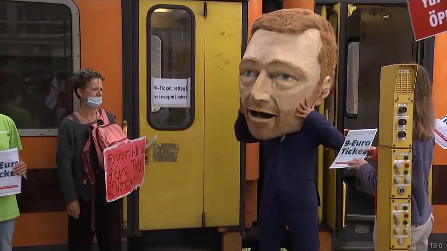 Ein Demonstrant, verkleidet als Finanzminister Lindner, macht Stimmung für das 9-Euro-Ticket