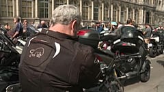 Des motocyclistes manifestent devant l'hôtel de ville à Paris, le 3 septembre 2022.