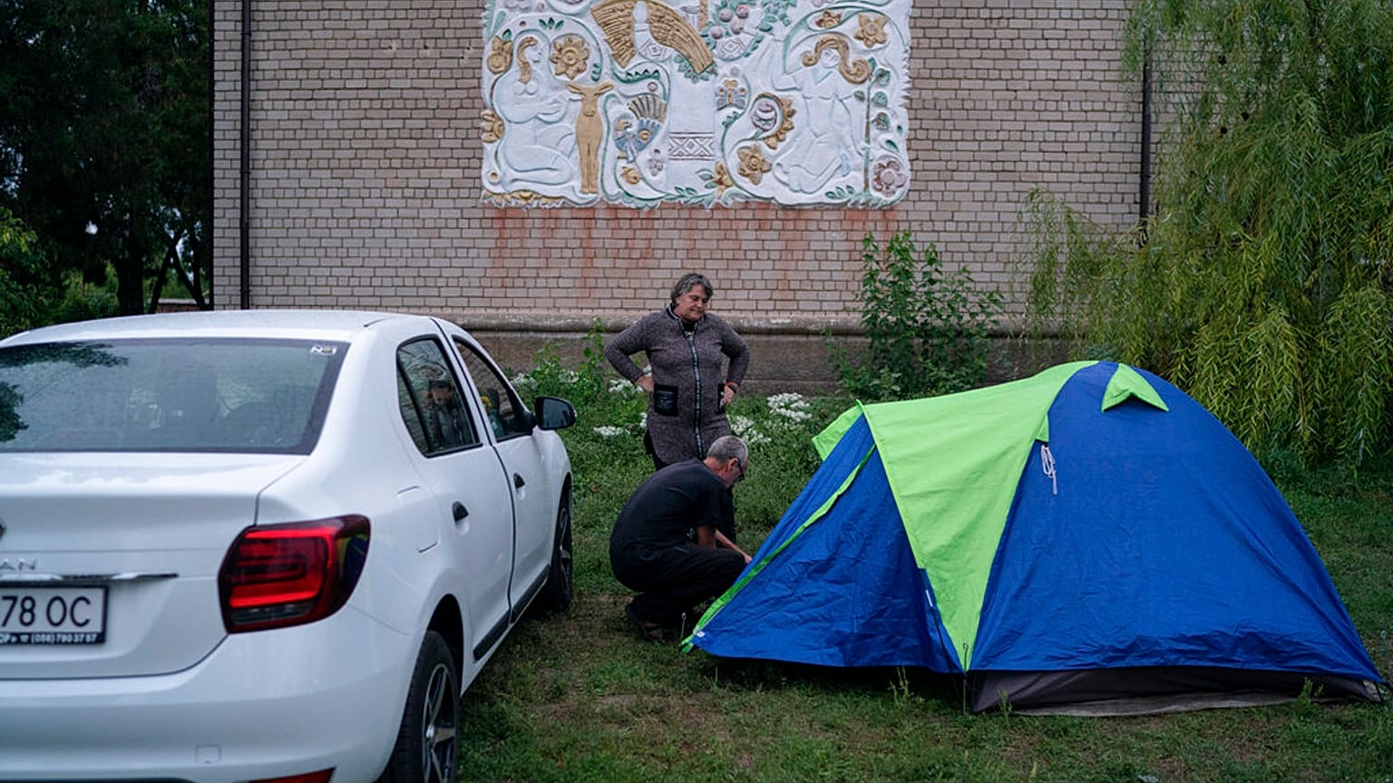 Cette habitante de Nikopol et son mari sont contraints d'aller dormir loin de leur maison et sous une tente pendant la nuit à cause des bombardements. 