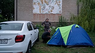 Учительница математики Майя после уроков спит в машине