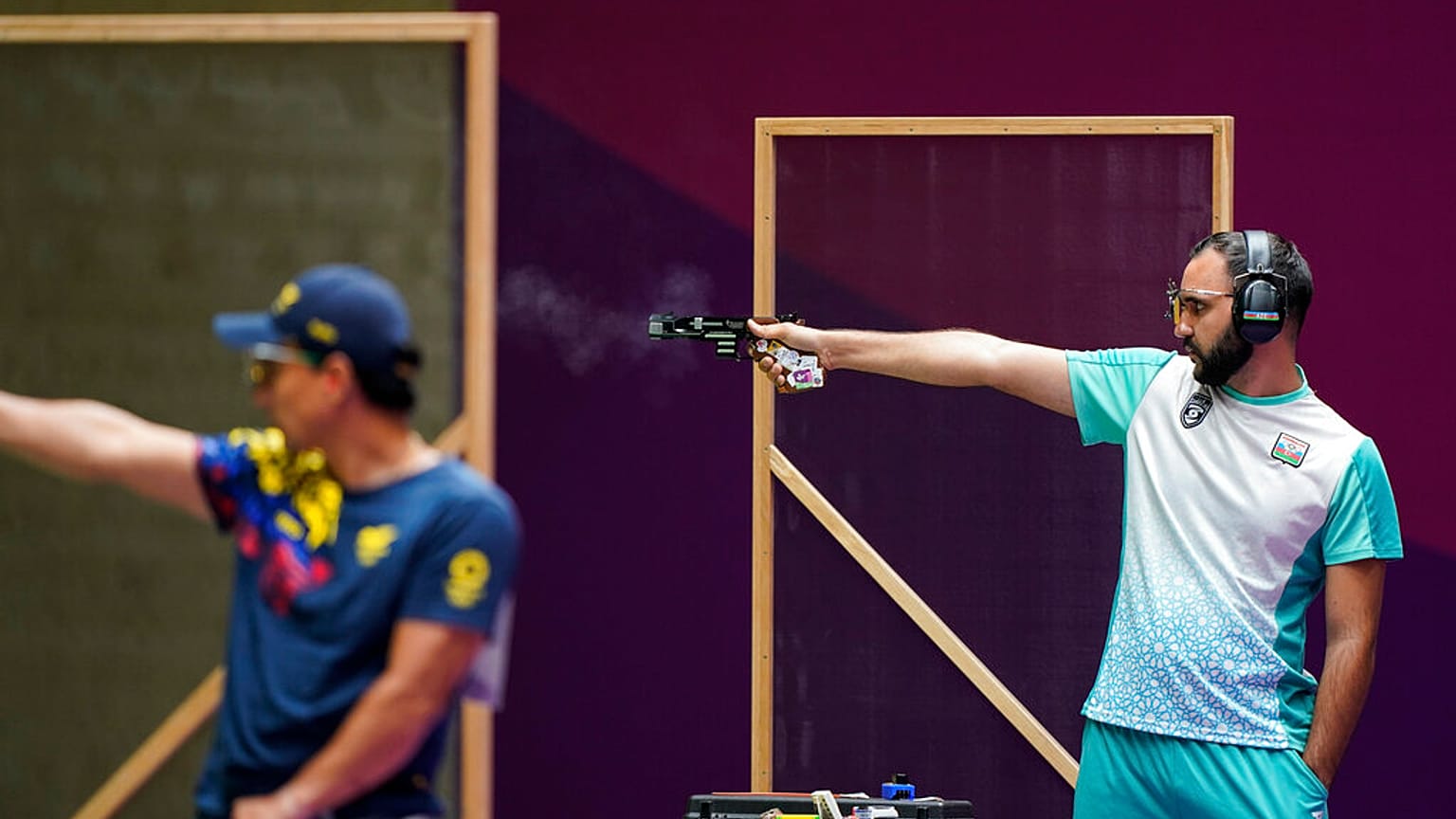 Ruslan Lunev azeri sportlövő a tokiói olimpián (jobbra) - illusztráció