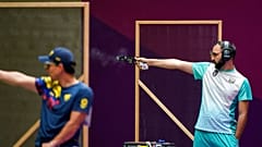 Ruslan Lunev azeri sportlövő a tokiói olimpián (jobbra) - illusztráció