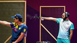 Ruslan Lunev azeri sportlövő a tokiói olimpián (jobbra) - illusztráció