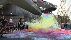 Eine Treppe nahe der Themse voller kunterbuntem Schaum