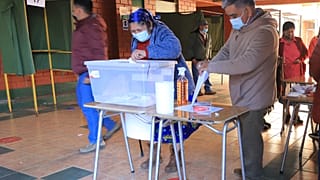 سيدة من السكان الأصليين في تشيلي تدلي بصوتها في الاستفتاء على دستور جديد للبلاد 4.09.22
