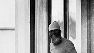 1972 Münih Olimpiyat Oyunları'nda İsrailli sporcuları rehin alan Kara Eylül grubuna bağlı maskeli saldırganlardan biri