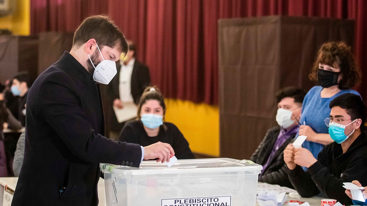 El presidente chileno, Gabriel Boric, vota en el plebiscito constitucional en Punta Arenas, Chile