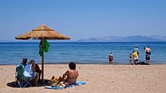 Λουόμενοι σε παραλία της Αττικής