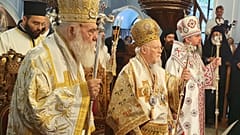 Ο Οικουμενικός πατριάρχη;  Βαρθολομαίος, ο αρχιεπίσκοπος Αθηνών και πάσης Ελλάδος Ιερώνυμος και ο μητροπολίτης Κιέβου και πάσης Ουκρανίας Επιφάνιος 