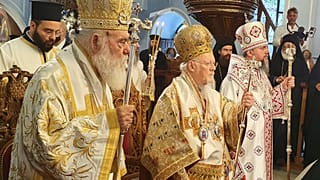 Ο Οικουμενικός πατριάρχη;  Βαρθολομαίος, ο αρχιεπίσκοπος Αθηνών και πάσης Ελλάδος Ιερώνυμος και ο μητροπολίτης Κιέβου και πάσης Ουκρανίας Επιφάνιος 
