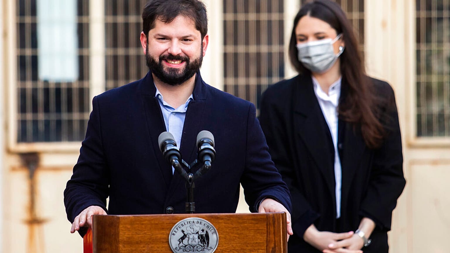 El presidente chileno, Gabriel Boric, se dirige a la prensa tras votar en Punta Arenas, Chile