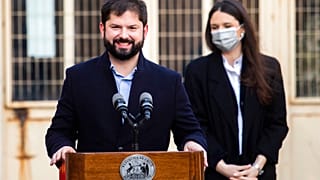 El presidente chileno, Gabriel Boric, se dirige a la prensa tras votar en Punta Arenas, Chile