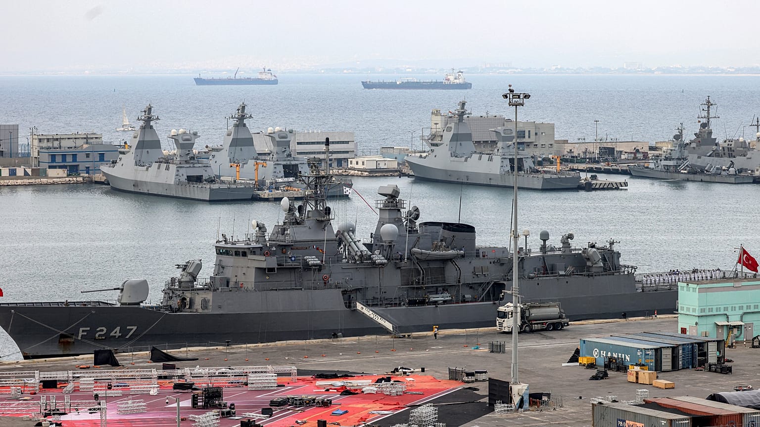 الفرقاطة التركية التابعة للبحرية التركية "تي سي جي كمال ريس" (F-247)  ترسو في ميناء حيفا خلال مناورات بحرية لحلف شمال الأطلسي. 2022/09/03