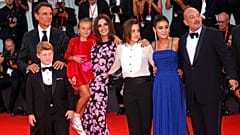 Equipa do filme "L'imensità" pousa para os fotógrafos na passadeira vermelha