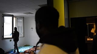 پلیس حدود ۴۰۰ مهاجر آفریقایی و افغان بی‌خانمان را مجبور به تخلیه ساختمانی خالی در حومه پاریس کرد