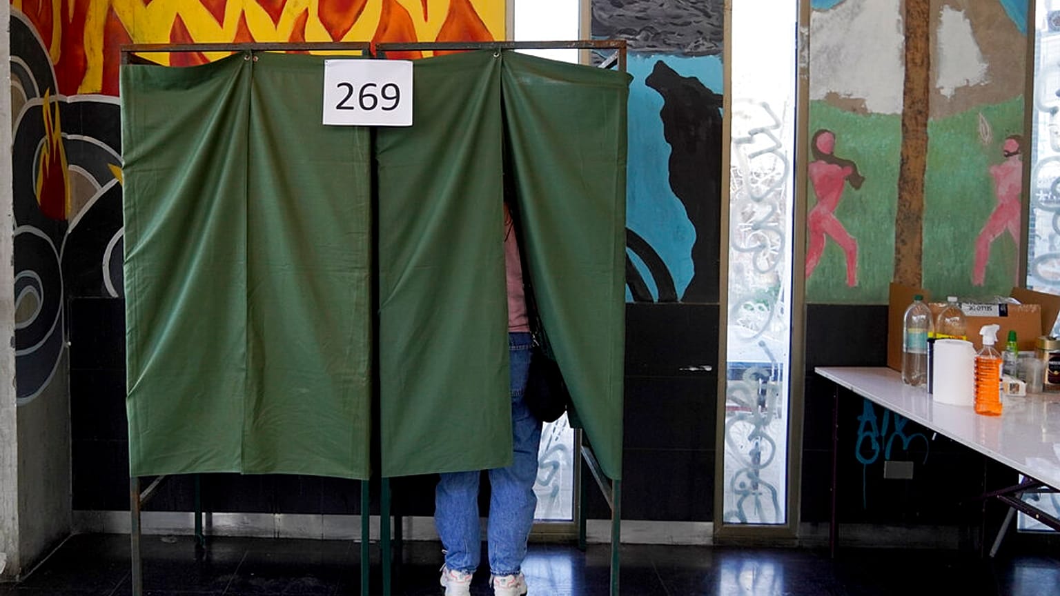 Una persona votando en el referéndum sobre la nueva Constitución