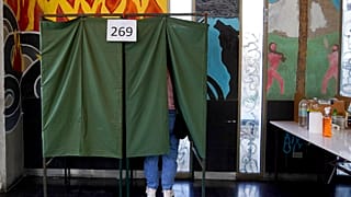 Una persona votando en el referéndum sobre la nueva Constitución