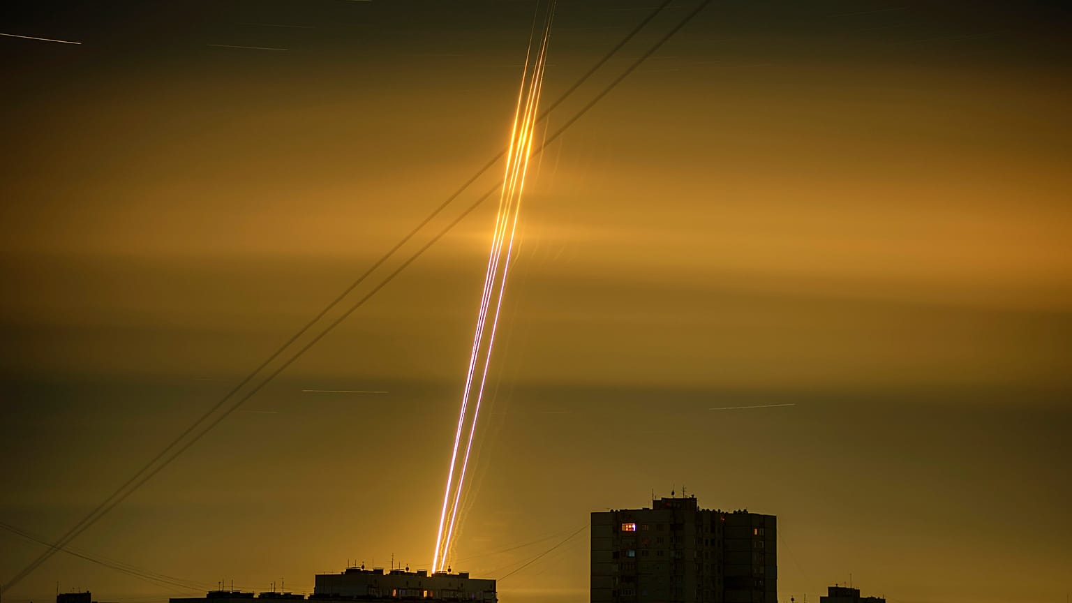 Russische Raketen in der Morgendämmerung über Charkiw (3.9.2022)