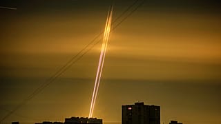 Russische Raketen in der Morgendämmerung über Charkiw (3.9.2022)