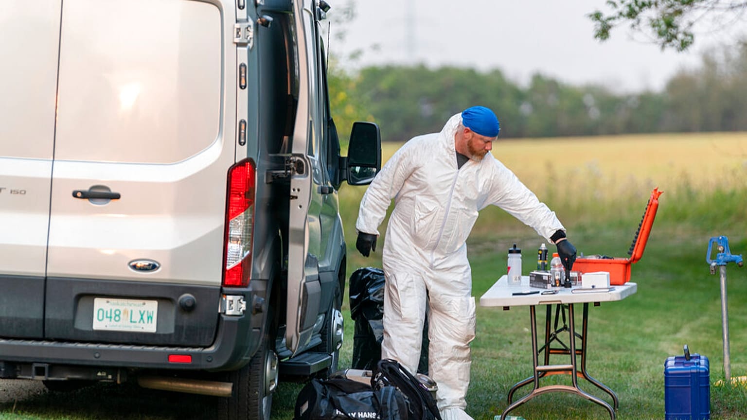 Un forense toma muestras en una escena del crimen en Weldon, Saskatchewan, Canadá, 4/9/2022