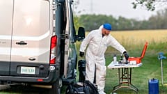 Un forense toma muestras en una escena del crimen en Weldon, Saskatchewan, Canadá, 4/9/2022
