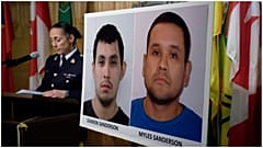 مساعدة المفوض روندا بلاكمور بجانب صور داميان ساندرسون ومايلز ساندرسون خلال مؤتمر صحفي في مقر قسم شرطة الخيالة الكندية الملكية في ريجينا، ساسكاتشوان الأحد 4 سبتمبر