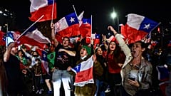Partisans opposés à la nouvelle constitution manifestant leur joie après les résultat du référendum rejetant cette proposition, le 5 septembre à Santiago au Chili