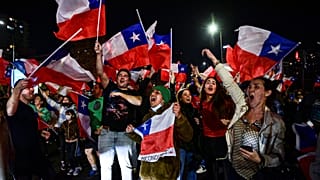 Partisans opposés à la nouvelle constitution manifestant leur joie après les résultat du référendum rejetant cette proposition, le 5 septembre à Santiago au Chili