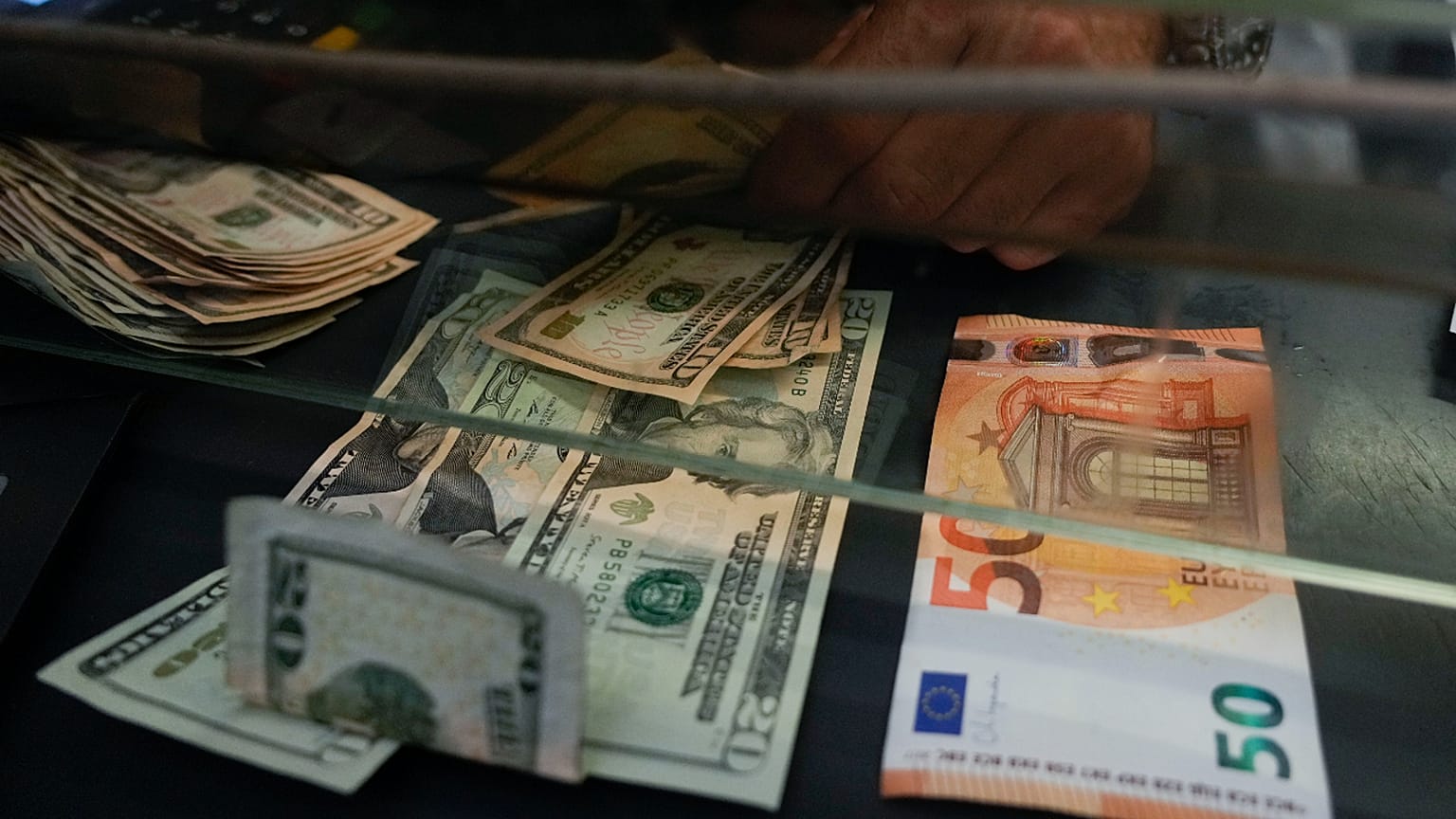 اليورو يسجل أدنى مستوى له أمام الدولار الأمريكي منذ 20 عاماً