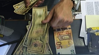 Archives : Guichetier d'un banque changeant 50 euros en dollars, le 13 juillet 2022 à Rome en Italie