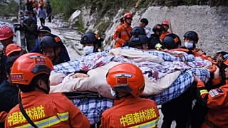Secours prenant en charge une victime du séisme dans le canton de Luding, en Chine, le 6 septembre 2022