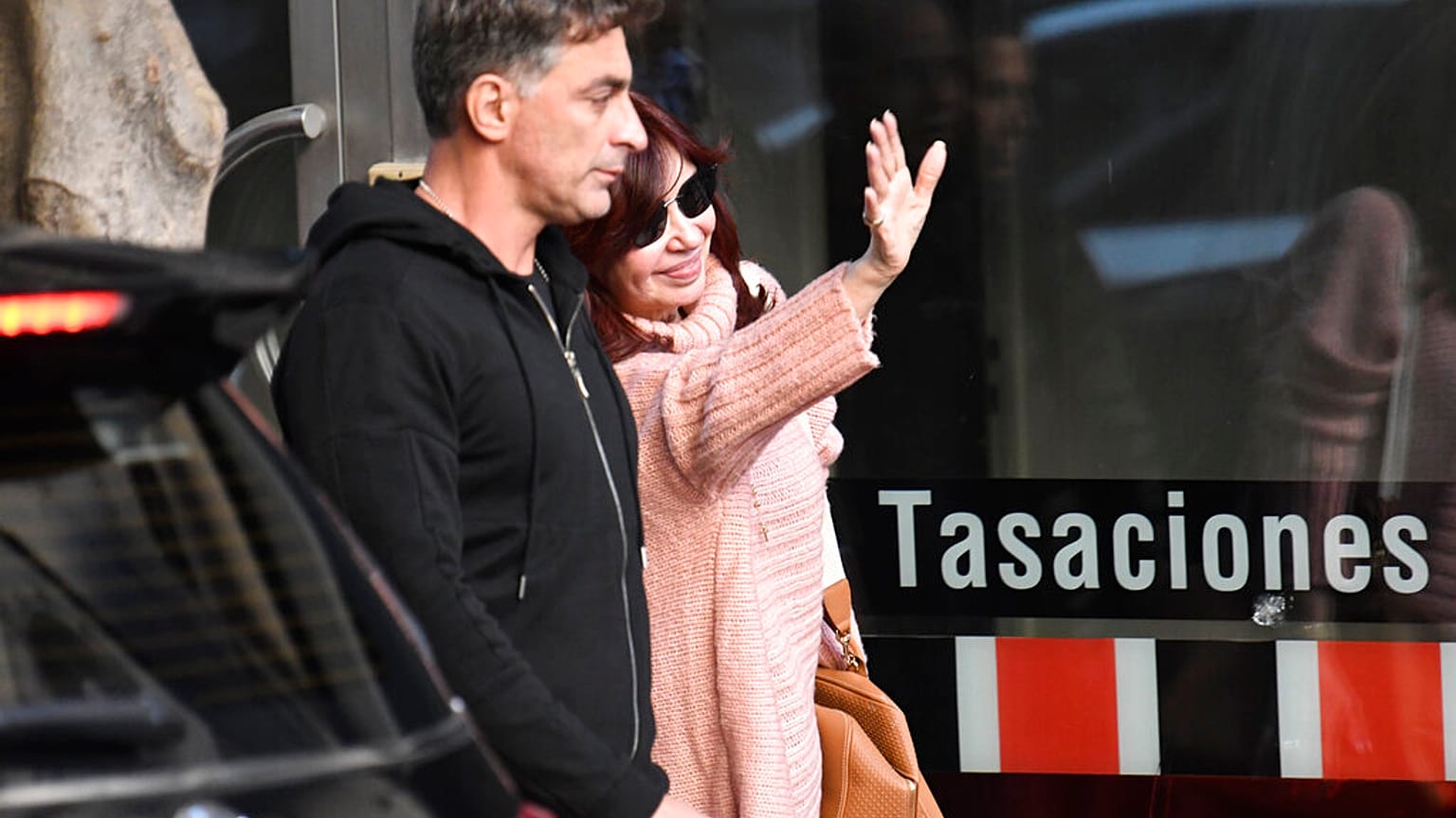 Cristina Fernández saluda a sus seguidores