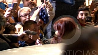 لحظه سوء قصد به جان کریستینا کریشنر فرناندز، معاون رئیس جمهور کنونی و رئیس جمهور پیشین