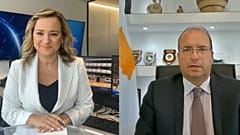 Ο υπουργός Άμυνας της Κύπρου, Χαράλαμπος Πετρίδης, και η δημοσιογράφος του euronews, Φαίη Δουλγκέρη