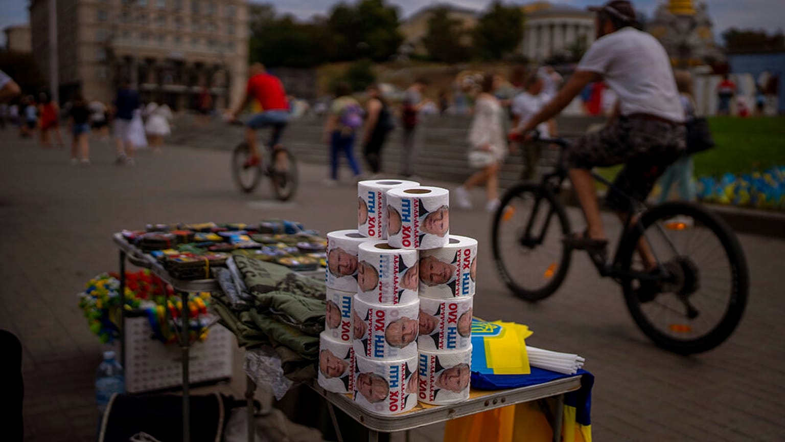 Klopapier mit Putin-Druck in Kiew. Wer in Russland den Präsidenten kritisiert, muss mit Problemen rechnen.