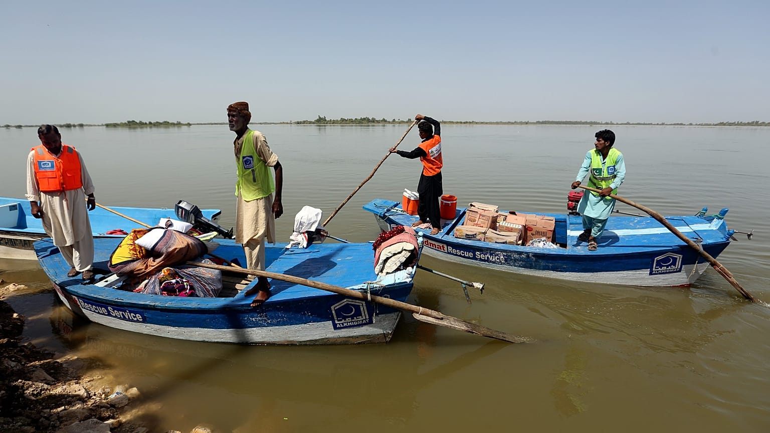 يتلقى ضحايا الفيضانات مساعدات إغاثة، نظمتها الجماعة الإسلامية الباكستانية، في سوكور، باكستان، الأحد 4 سبتمبر 2022