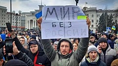 Un homme brandit un message sur lequel est écrit un "monde sans Russie", lors d'un rassemblement contre l'occupation russe à Kherson, en Ukraine, le 5 mars 2022.