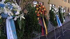 Blumenkränze für die Opfer