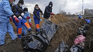 Украинский фотограф Евгений Малолетка показал миру братские могилы в Мариуполе. 
