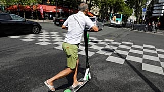 Utilisateur de trottinette électrique - Paris, le 12/08/2019 - Archives