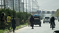Des talibans patrouillent près de l'ambassade russe à Kaboul (Afghanistan), le 05/09/2022