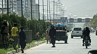 Des talibans patrouillent près de l'ambassade russe à Kaboul (Afghanistan), le 05/09/2022