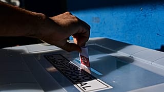 Un homme vote lors du référendum pour approuver ou rejeter la nouvelle Constitution au Chili - 04.09.2022