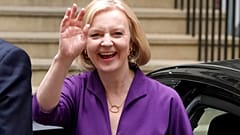 Liz Truss erscheint im Hauptquartier der Tories nach ihrer Wahl.